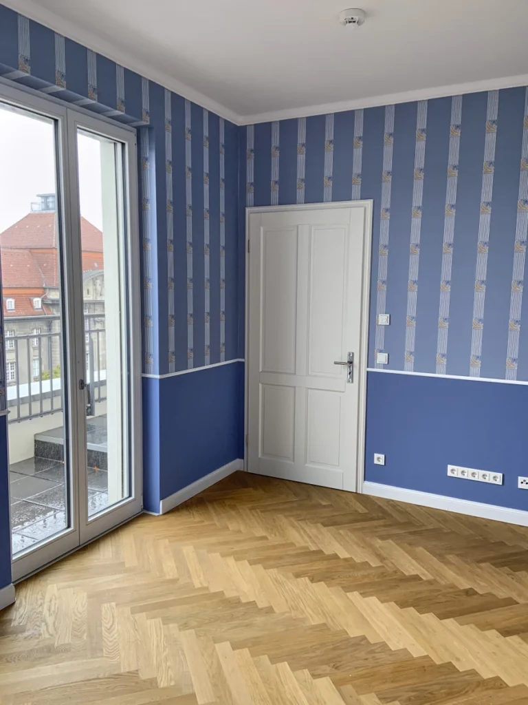 Tapeziertes und renoviertes Zimmer in einer Berliner Wohnung